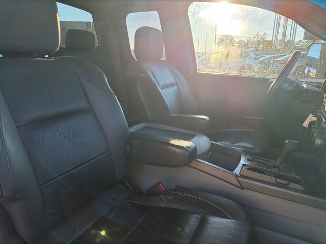 2004 Nissan Titan LE